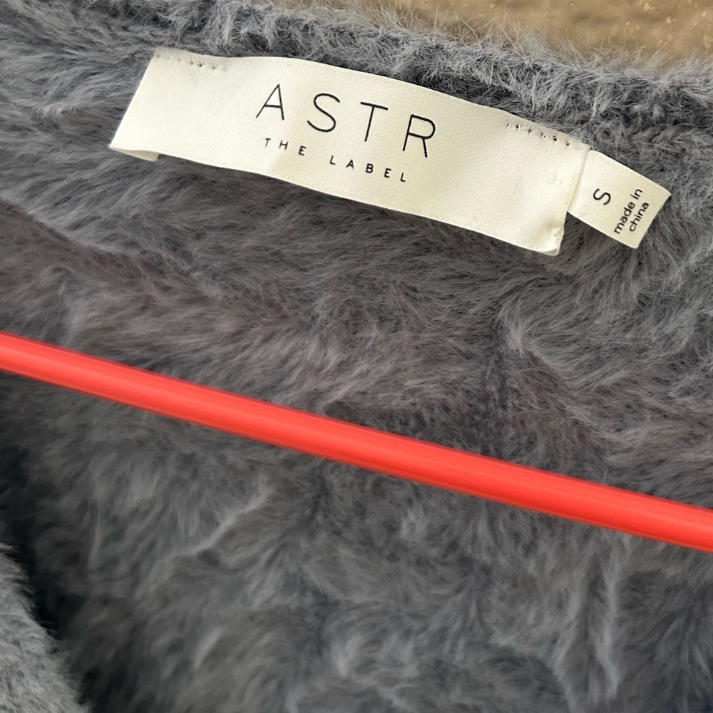 ASTR The Label V-Neck Fuzzy sweater w/puff sleeves😻 - Picture 6 of 6